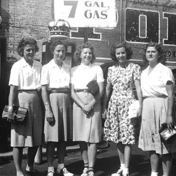 1945 - Betsy Jochum and Elizabeth "Lib" Mahon with friends