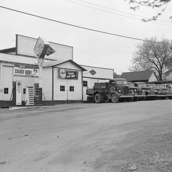 William's Auto Parts and Hotpoint Appliances Store, Broadway, Va. Side view with trucks.