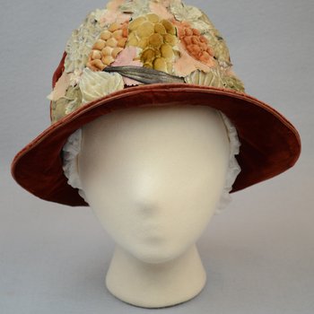 Cloche, rust velvet with embossed flowers, 1920s, front view