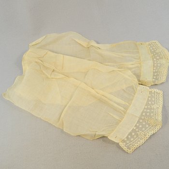 Engageantes, white cotton mull with pointed cuffs, 1845-1865