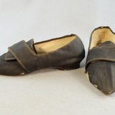 Shoes, black wool with latchets, 1760-1770, side and front view