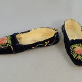 Shoes, blue velvet boudoir slippers, 1830-1840, side and front view