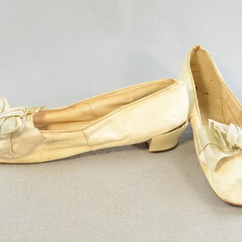Shoes, white kidskin slippers with ribbon bow, 1860s-1870s, side and front view