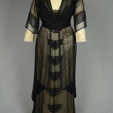Dress, House of Worth, black silk chiffon and cream silk satin with cream lace, 1910-1915,  front view