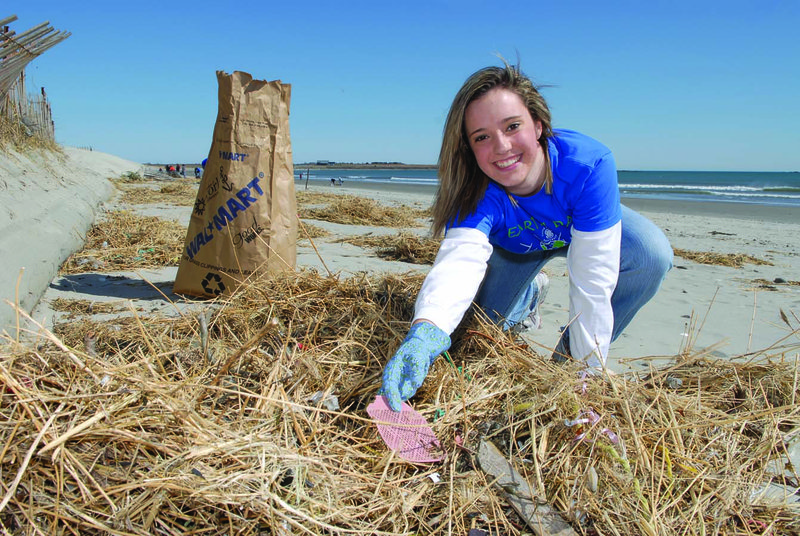 2007StudentBeachCleanupCommunityService.jpg