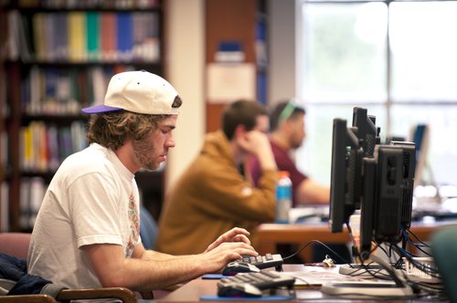 2011StudenttypingintheLibrary