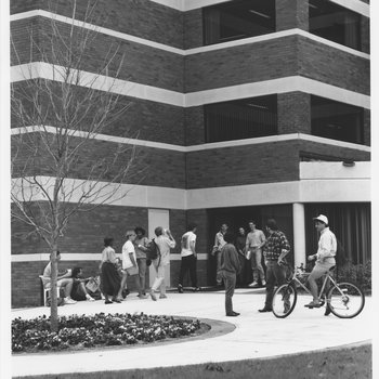 Students outside Osprey Hall, 1989
