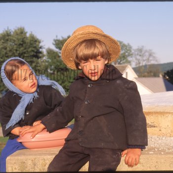 Amish children sitting 2