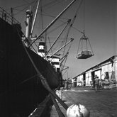 Unloading sacks with a ship's boom
