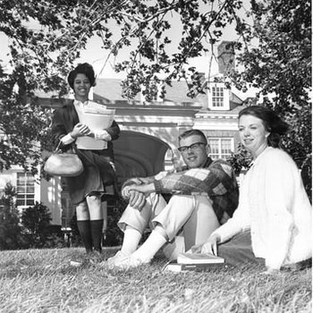 Old Administration Building/Bellerive Country Club/Students: Marilyn Miller, Dave Wilson, Lois Brockmeier 415