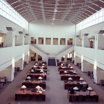 Miller Center (2000), interior, reading court, St. Cloud State University