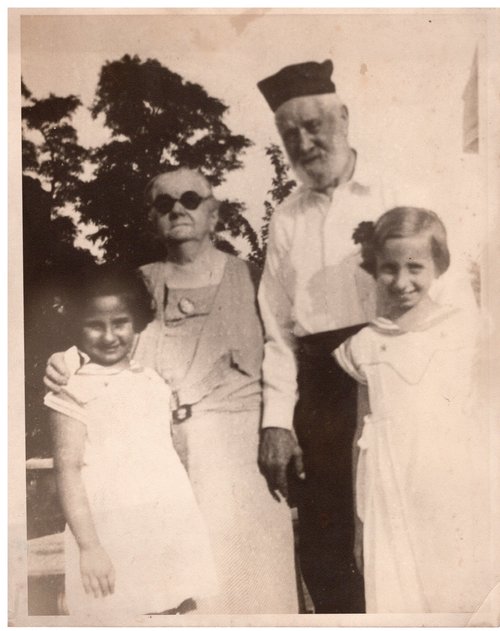 Roz with sister and grandparents (4698396464134b714513716ad642ee09)
