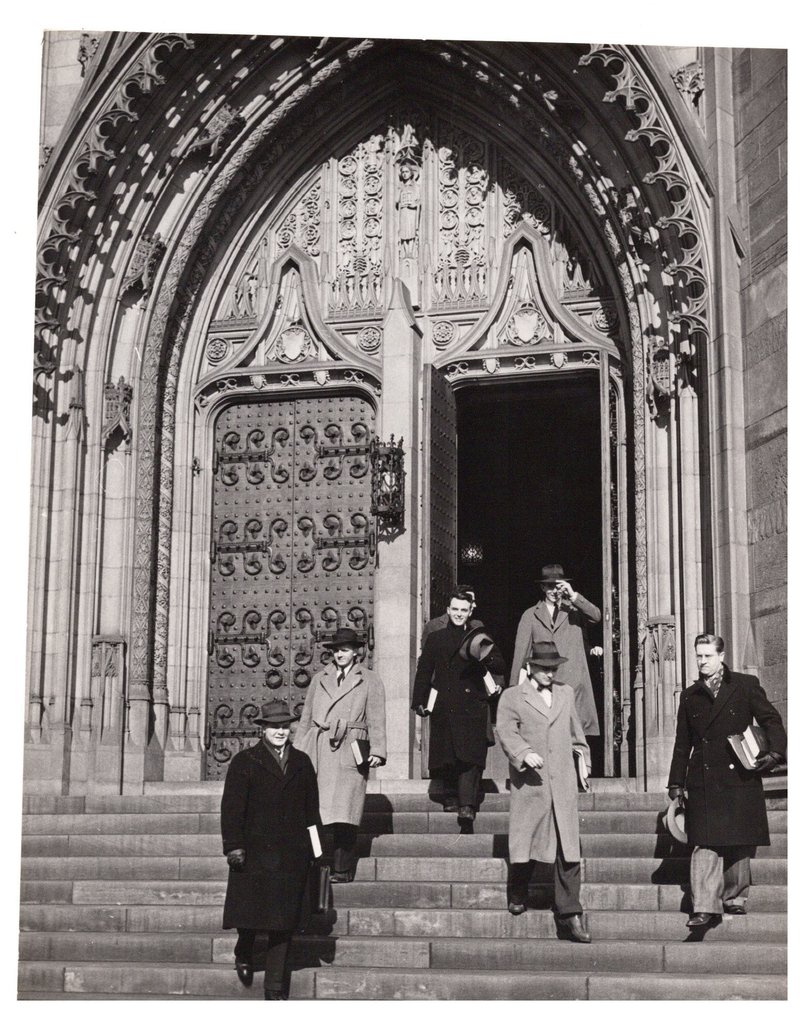 Law students outside the Cathedral of Learning (51b9141ad47af4375e5b81f3cdc25d22)