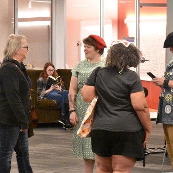 Guests Talk at the Lecture