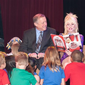 Governor Phil Bredesen and Dolly Parton reading to children in Pigeon Forge, 2004