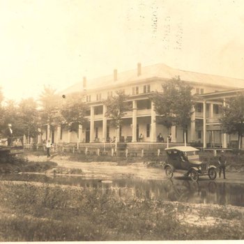 Palace Hotel at Red Boiling Springs, showing several unidentified men and an automobile in front.