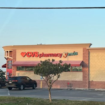 Photograph of CVS Pharmacy y más