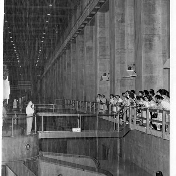 Students at Grand Coulee Dam
