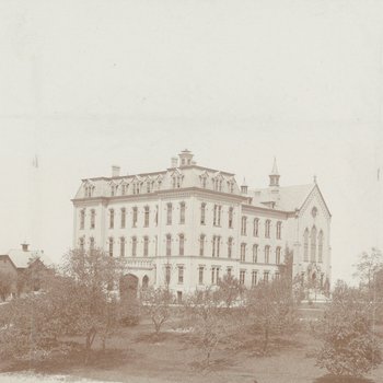 External view of Milwaukee Hospital building, 1900s