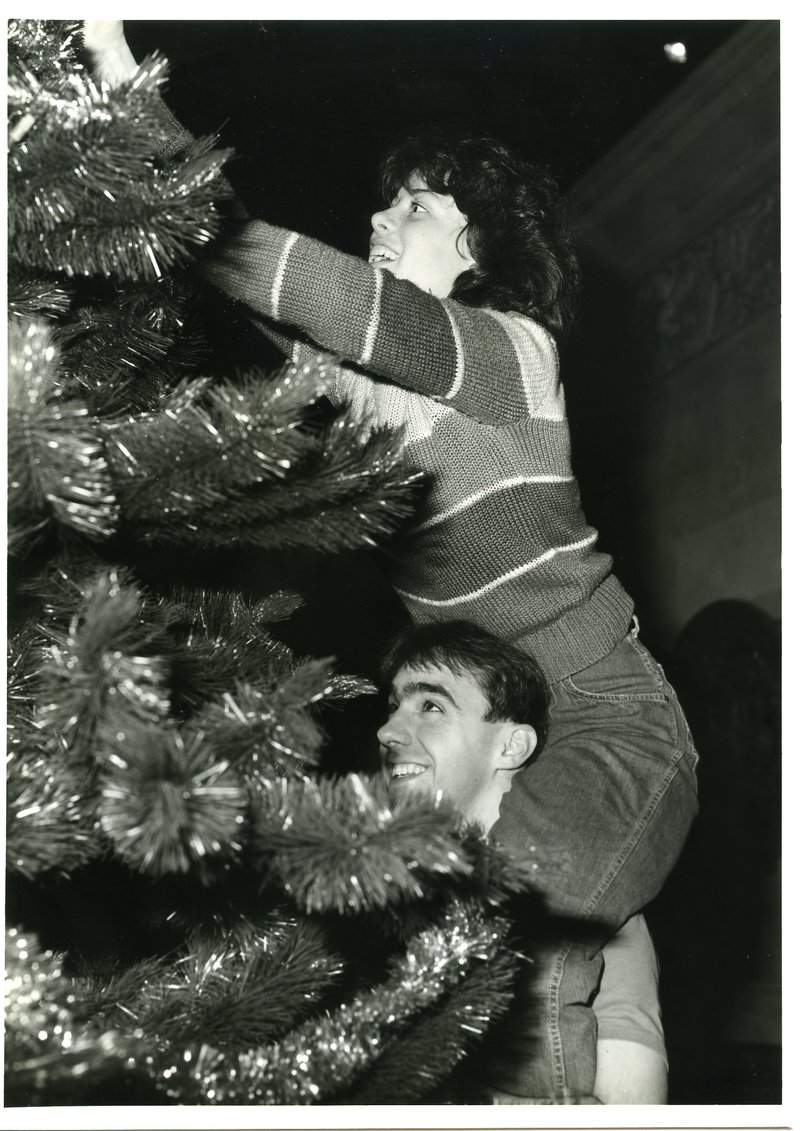 1980s Christmas tree decorating