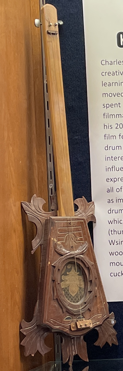 cuckoo clock guitar, has only 2 strings